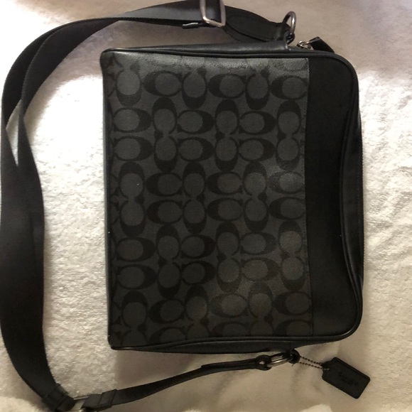 Coach men’s shoulder messenger bag - Picture 2 of 8